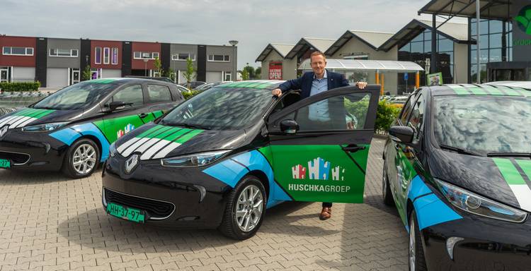 Huschka directeur staat bij drie elektrische auto's