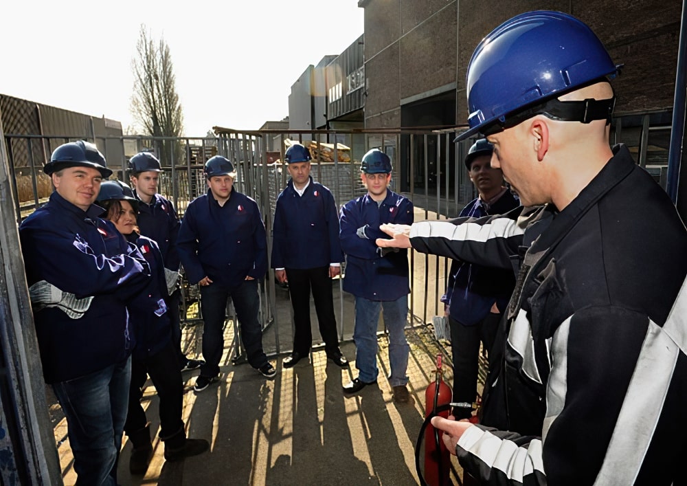 Huschka instructeur legt cursisten uit over brandveiligheid