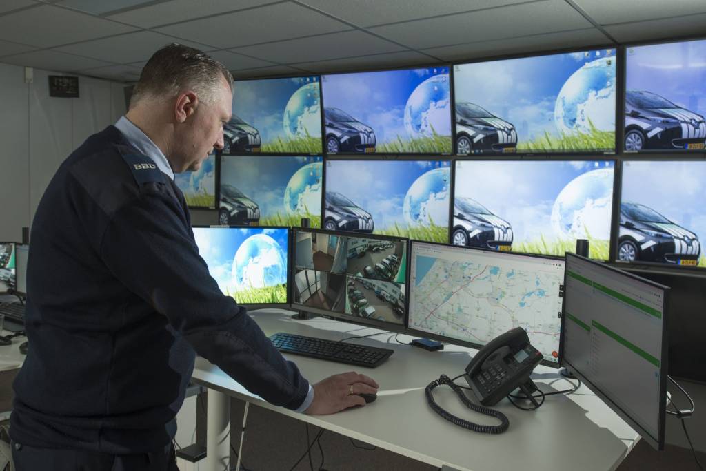 Huschka meldkamer operator bekijkt de camerabeelden