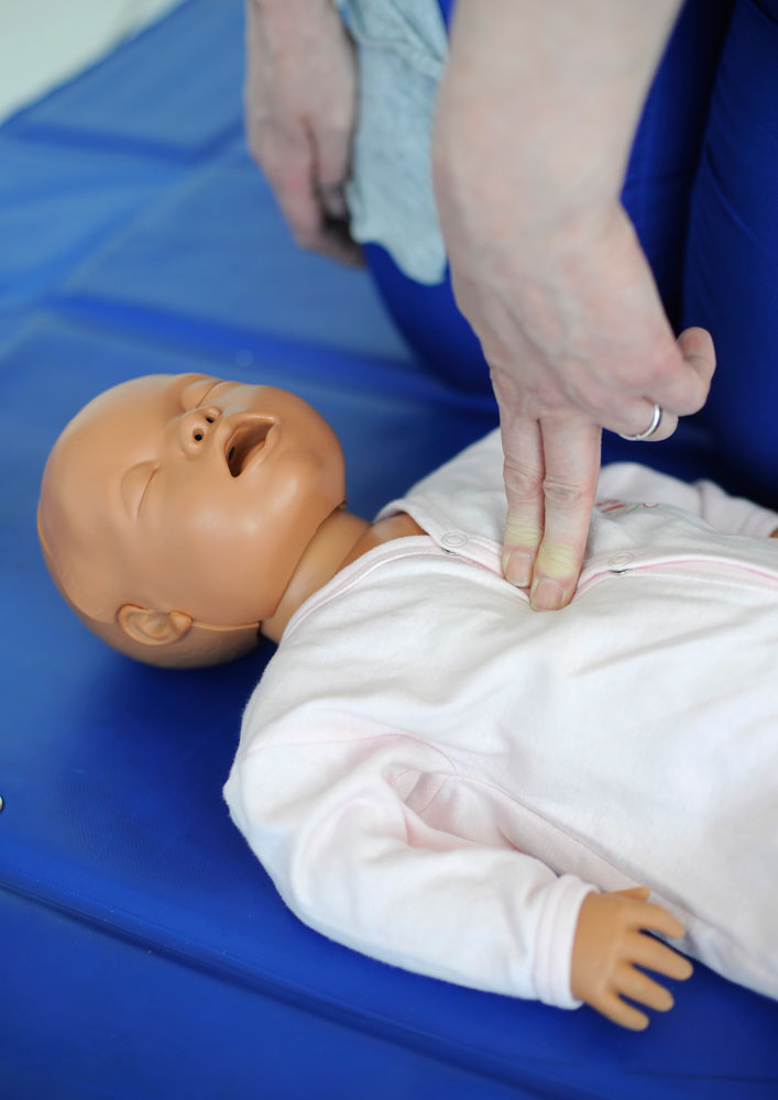 Huschka instructeur laat zien hoe je een baby moet reanimeren