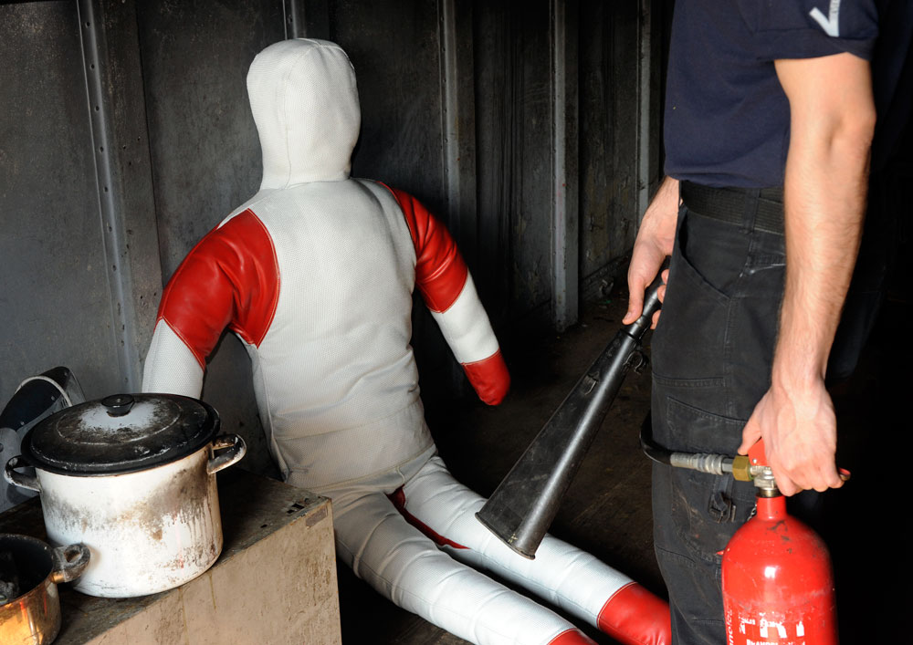 Huschka cursist evacueert pop uit ruimte in brand