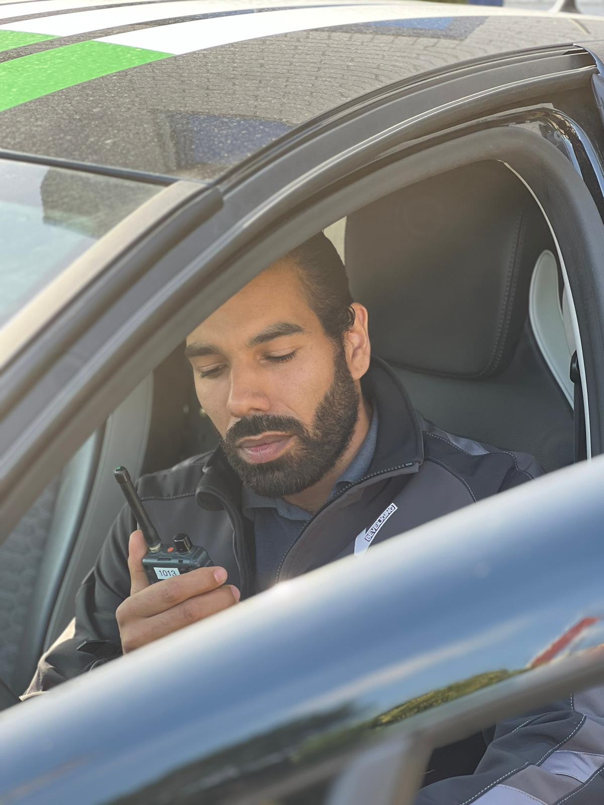 Huschka surveillant stap uit zijn alarmen auto