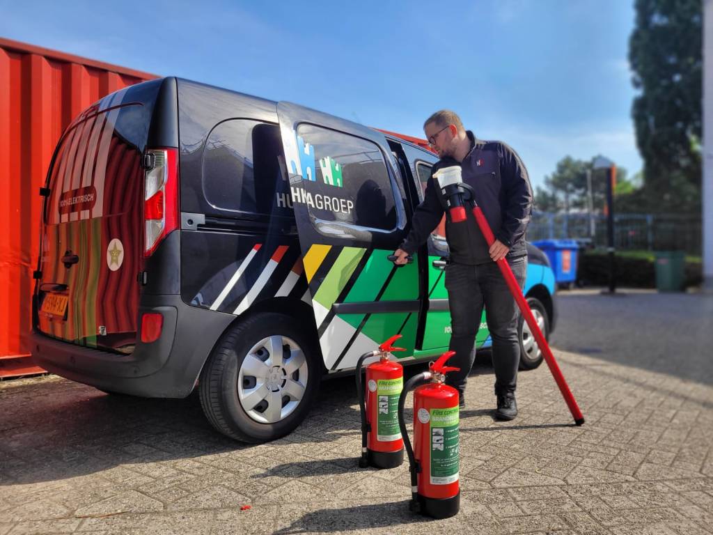 Huschka beheerder BMC haalt brandblusser uit zijn auto