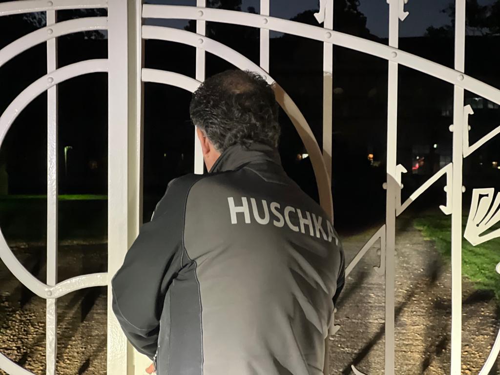 Huschka surveillant sluit hek