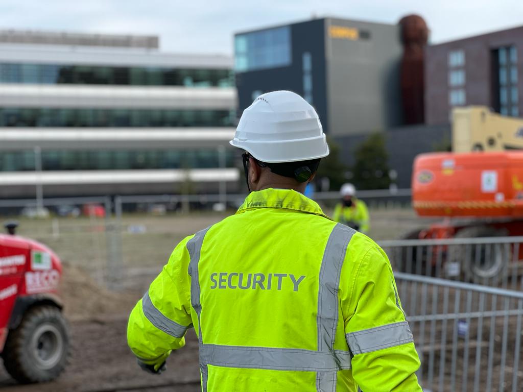 Huschka beveiliger controleert op bouwterrein